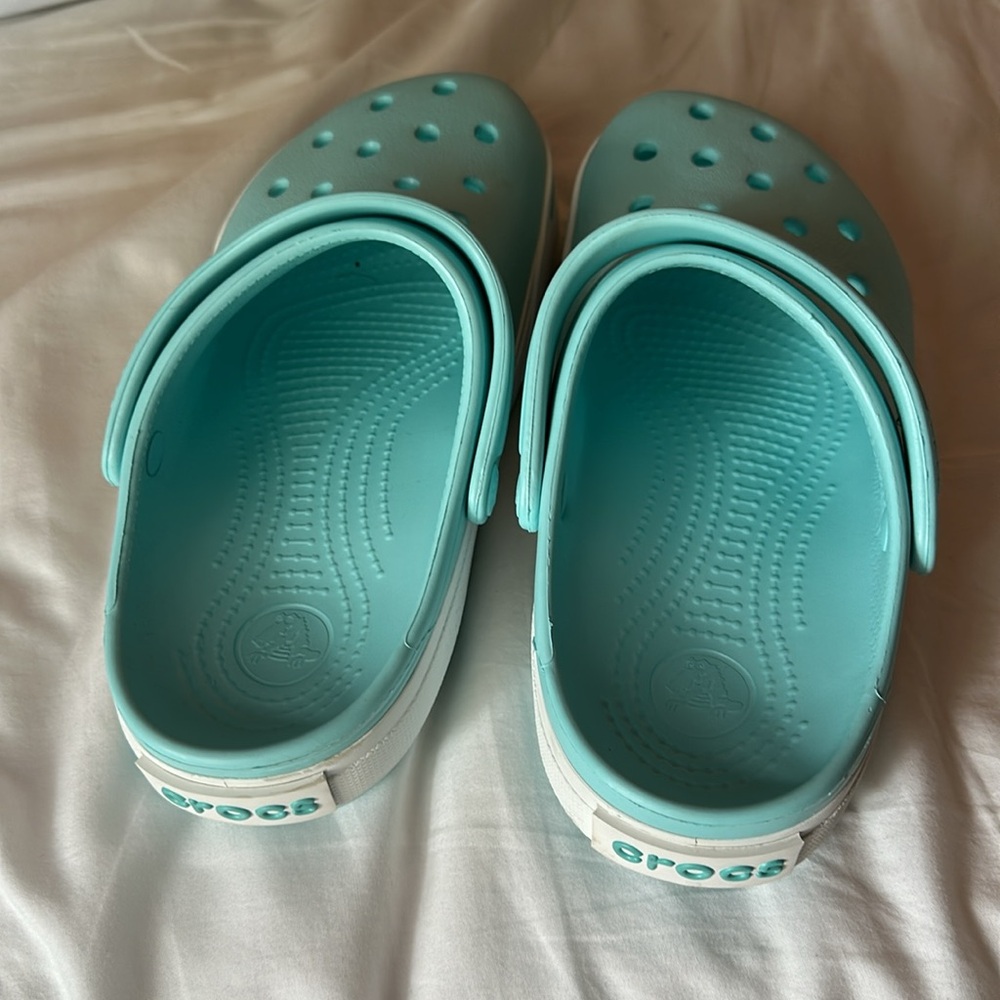 NWOT women’s size 7 Crocs aqua - Picture 3 of 4